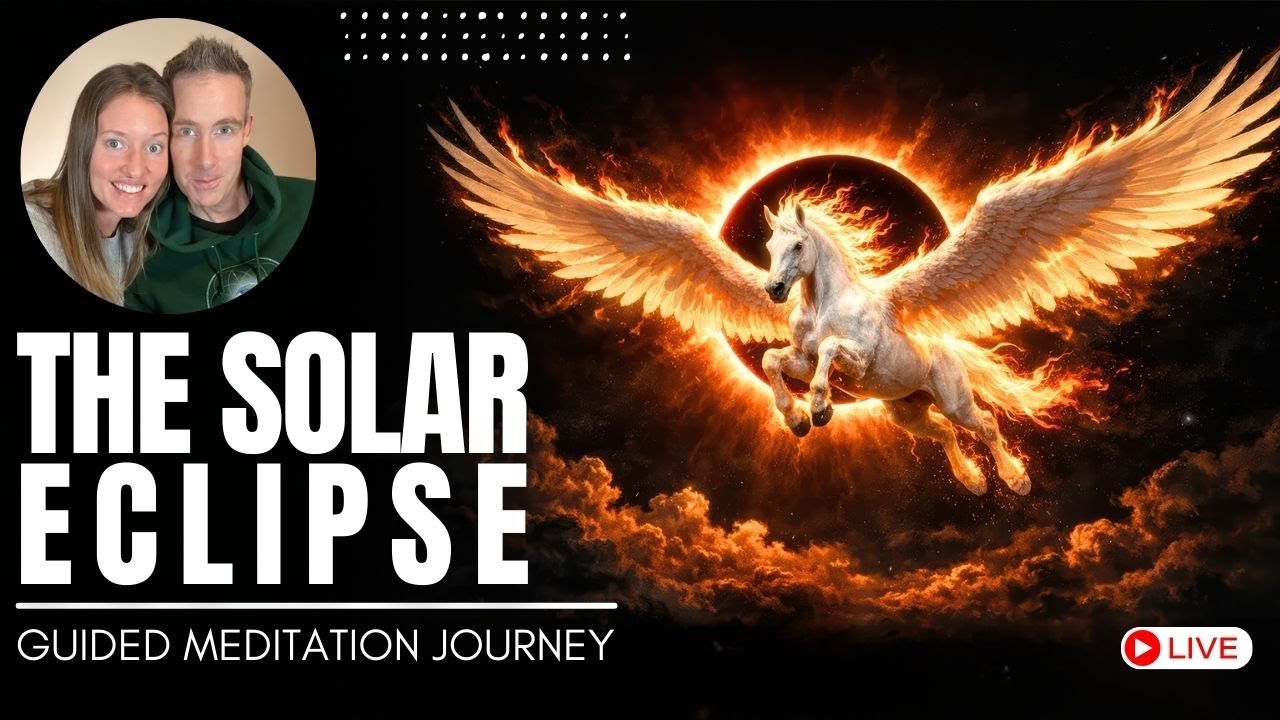 Gráfico promocional de la Meditación Guiada del Eclipse Solar, con David y Kelly de GFL Station en una foto circular en la esquina superior izquierda. La ilustración principal muestra un radiante caballo de alas blancas que se eleva frente a un eclipse solar anular, formando un halo de Anillo de Fuego tras él. Las alas del caballo están completamente extendidas e iluminadas con una luz dorada y anaranjada, con llamas que se extienden desde su crin y cola, simbolizando el Año del Caballo de Fuego y su poderosa energía renovadora. El fondo es un cielo cósmico oscuro con nubes brillantes iluminadas por el fuego solar. Un texto blanco grande y en negrita dice "EL ECLIPSE SOLAR" con "VIAJE DE MEDITACIÓN GUIADA" debajo. Un icono rojo de "EN VIVO" aparece en la esquina inferior derecha, indicando una transmisión en vivo.