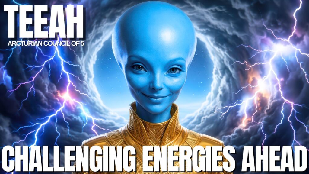 T'eeah de Arcturus aparece em uma forma cósmica azul brilhante, cercada por energia violeta elétrica, com o texto em negrito "Energias Desafiadoras à Frente", representando 30 dias de sintomas de ascensão, intensa limpeza do chakra raiz, cura sacral, liberação de energia da parte inferior do corpo e preparação energética de sementes estelares.