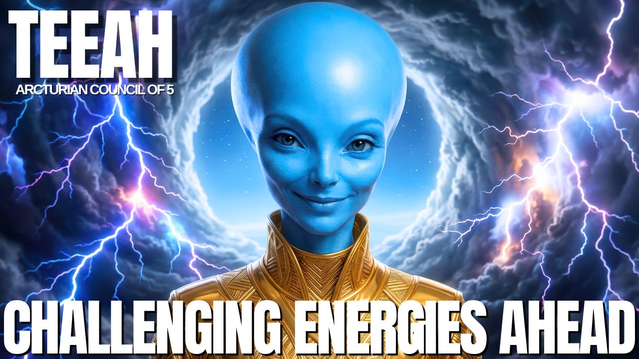 T'eeah de Arcturus aparece em uma forma cósmica azul brilhante, cercada por energia violeta elétrica, com o texto em negrito "Energias Desafiadoras à Frente", representando 30 dias de sintomas de ascensão, intensa limpeza do chakra raiz, cura sacral, liberação de energia da parte inferior do corpo e preparação energética de sementes estelares.